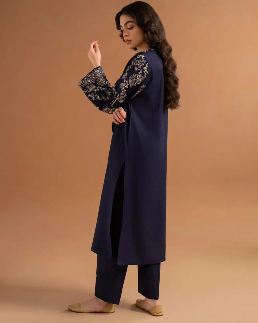 Azure Bloom – Embroidered Stone Linen 2-Piece Set