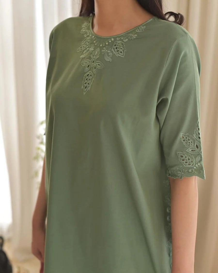 Zehra Veil – Embroidered Shirt plane Farshi 3-Piece Suit