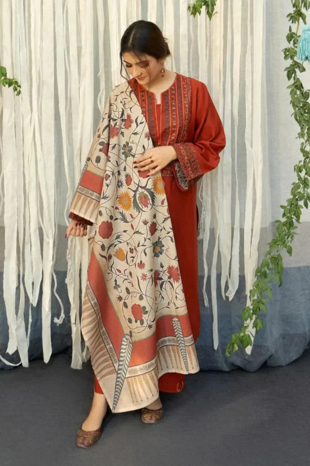 Afsheen Stone – Embroidered Linen 3-Piece Suit with Shawl