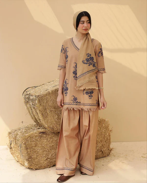 Itrah Winter Veil – Embroidered 2PC Flapper Set